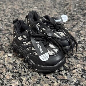 Nimiya Storm Black and White Boys light up Sneakers 5 toddler